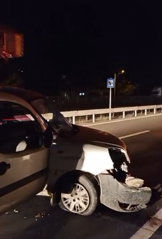 Çelik bariyerlere çarpan hafif ticari aracın sürücüsü yaralandı - 2. fotoğraf