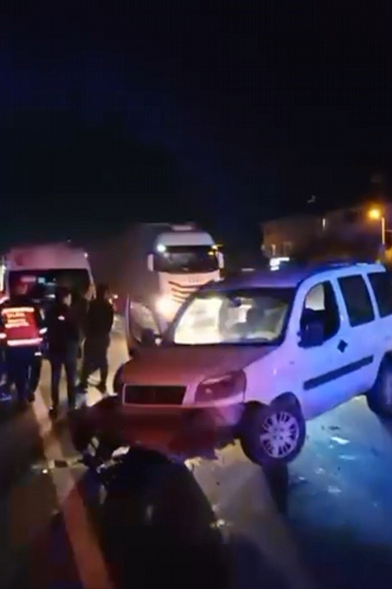 Çelik bariyerlere çarpan hafif ticari aracın sürücüsü yaralandı - 1. fotoğraf