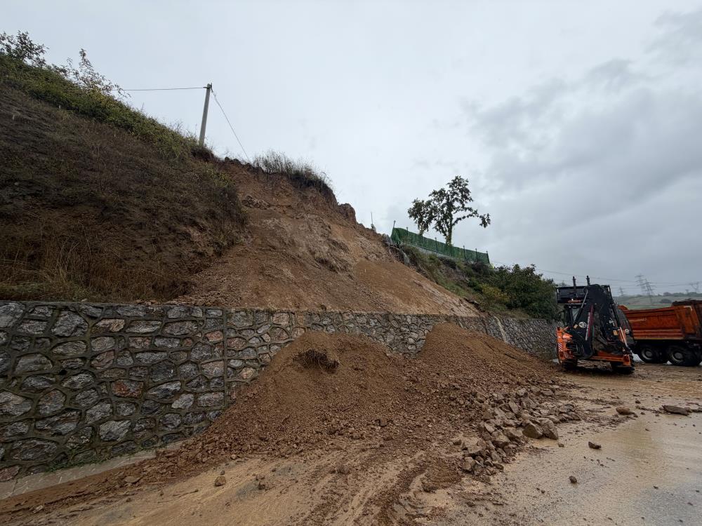 D-100 kara yolunda heyelan: Ulaşım kontrollü sağlanıyor - 3. fotoğraf