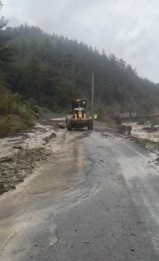 Dere taşma noktasına geldi: Hızlı akan sular yolu çökertti - 2. fotoğraf