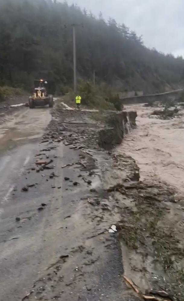 Dere taşma noktasına geldi: Hızlı akan sular yolu çökertti - 3. fotoğraf