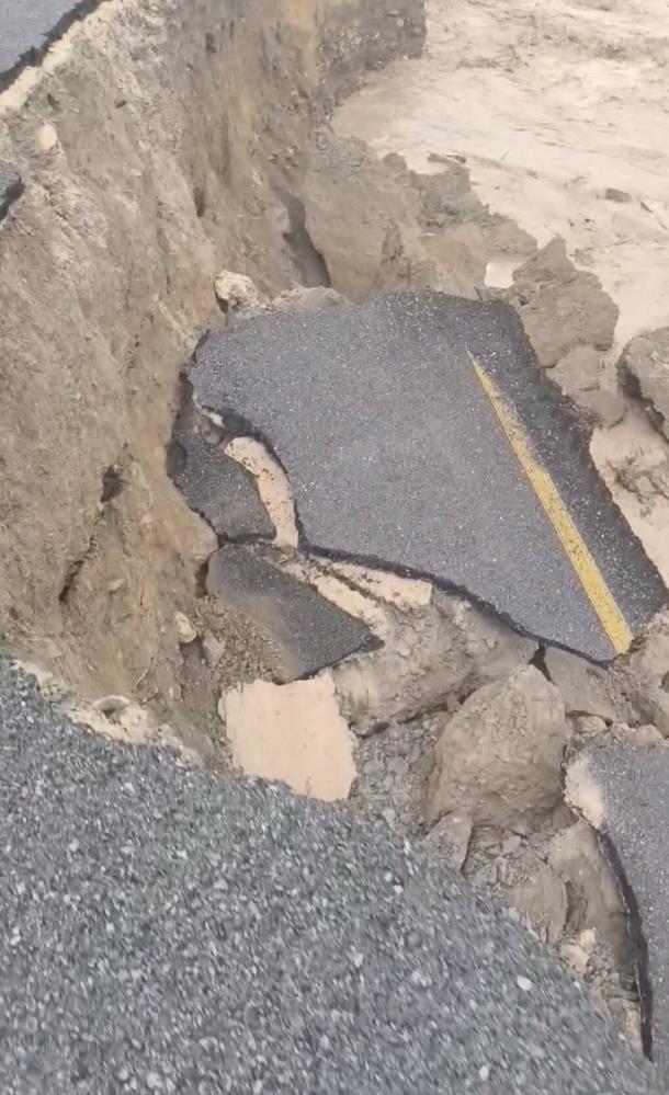 Dere taşma noktasına geldi: Hızlı akan sular yolu çökertti - 1. fotoğraf