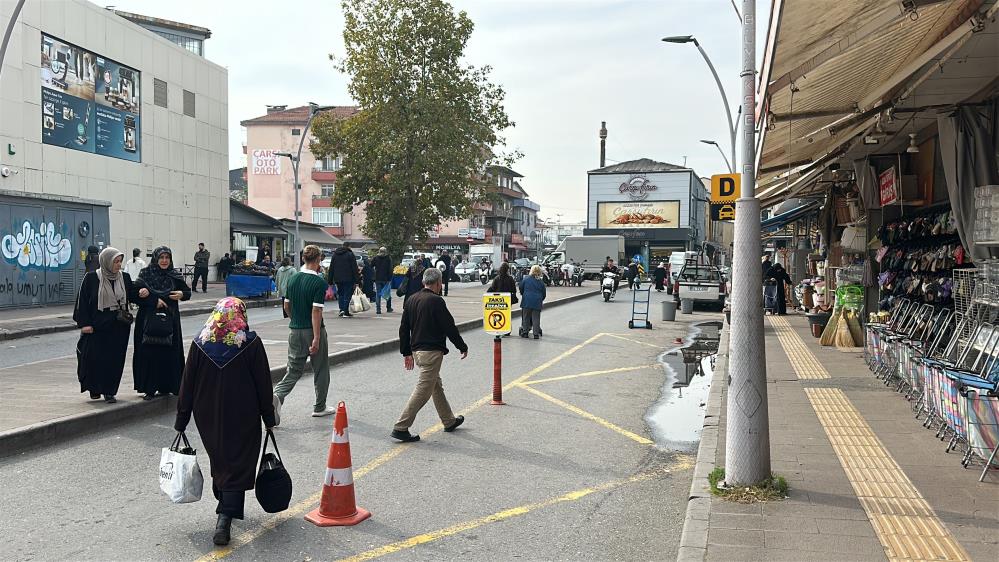 Dövüş antrenörü olduğunu söyleyen kadının yumruklu saldırısı kamerada - 1. fotoğraf