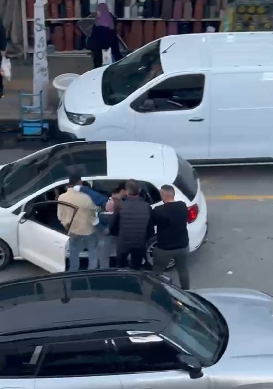 Dövüş antrenörü olduğunu söyleyen kadının yumruklu saldırısı kamerada - 2. fotoğraf