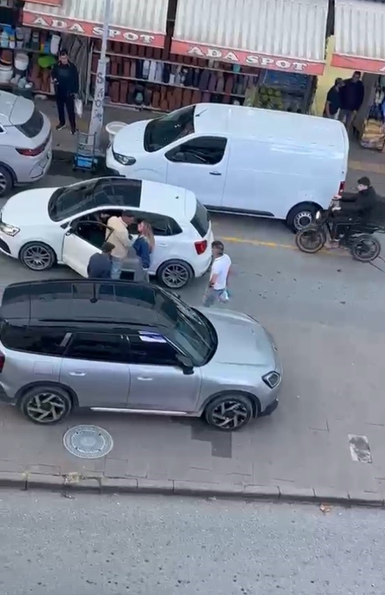 Dövüş antrenörü olduğunu söyleyen kadının yumruklu saldırısı kamerada - 3. fotoğraf