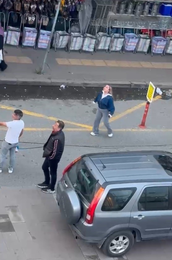 Dövüş antrenörü olduğunu söyleyen kadının yumruklu saldırısı kamerada - 4. fotoğraf