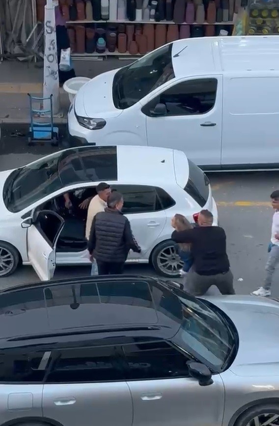 Dövüş antrenörü olduğunu söyleyen kadının yumruklu saldırısı kamerada - 5. fotoğraf