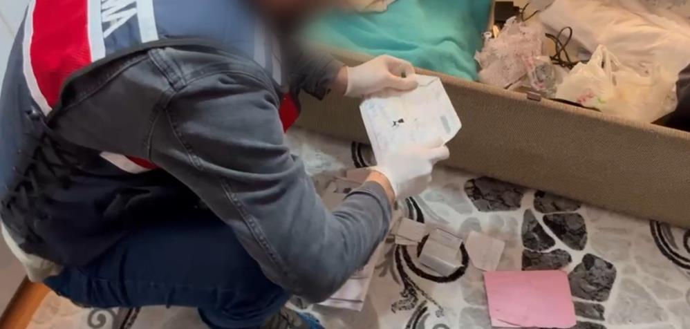 Evin her köşesinden senet, çamaşır makinesinden ise silah çıktı - 2. fotoğraf