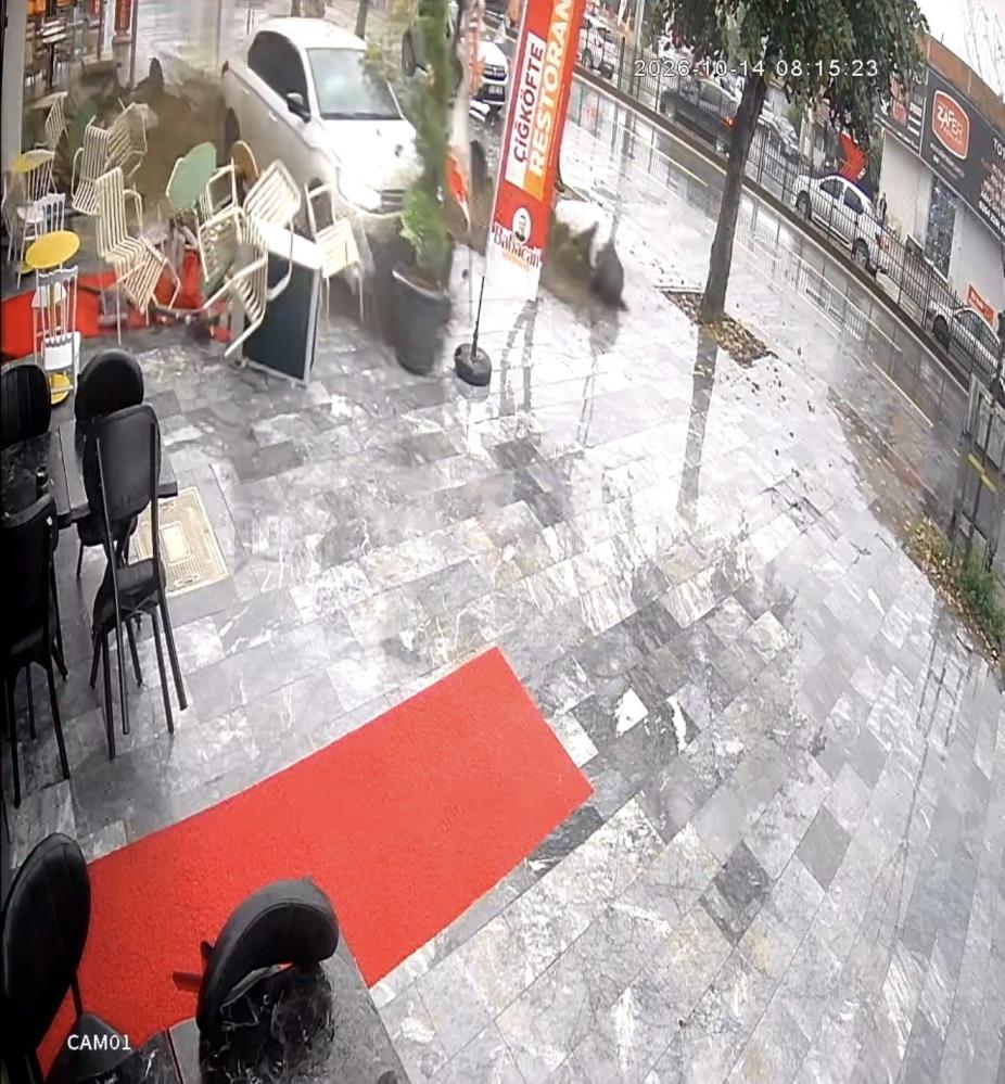 Faciadan saniyelerle kurtuldu: Kontrolden çıkan otomobil ortalığı savaş alanına çevirdi - 4. fotoğraf