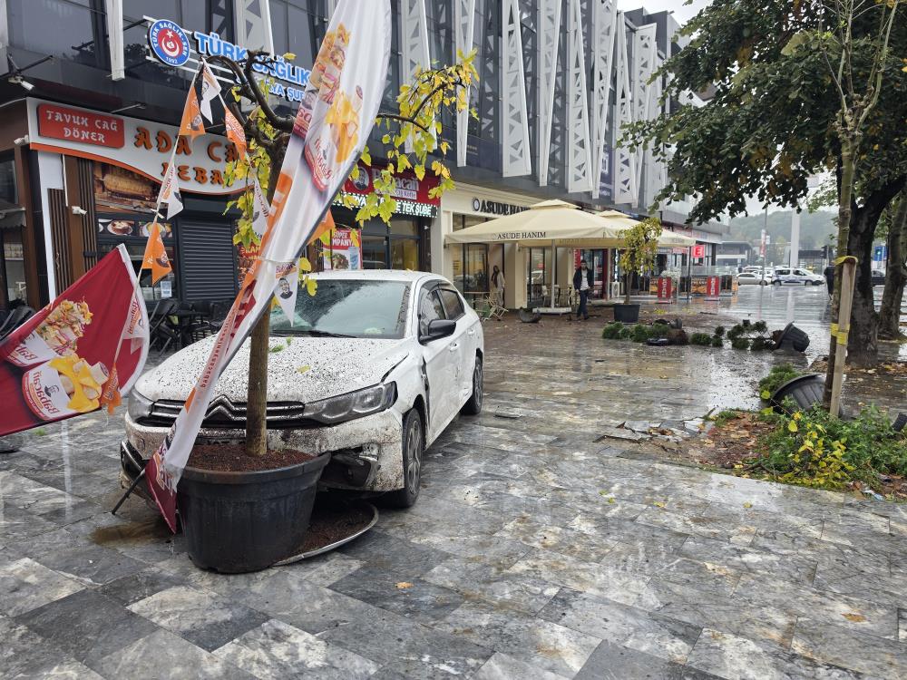 Faciadan saniyelerle kurtuldu: Kontrolden çıkan otomobil ortalığı savaş alanına çevirdi - 1. fotoğraf