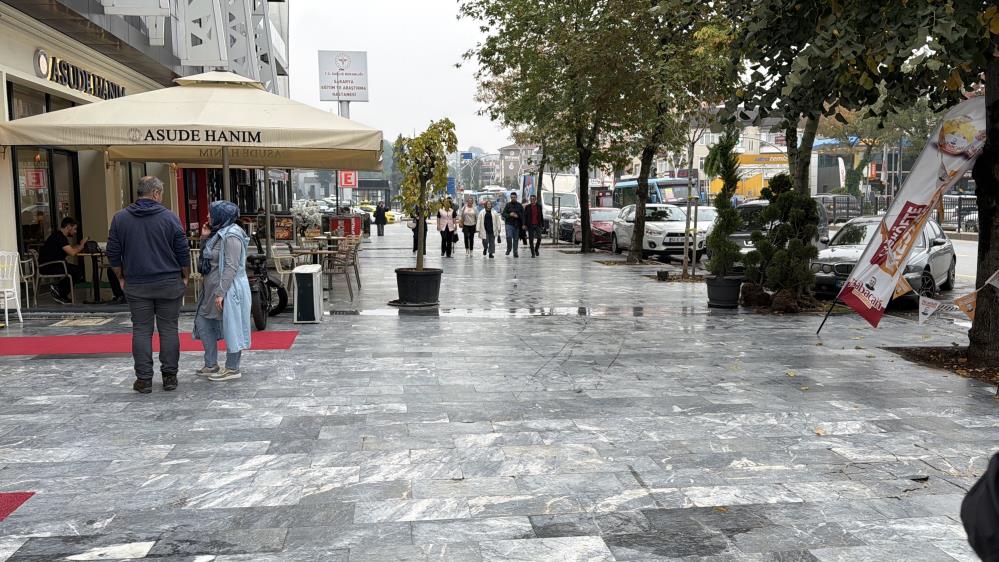 Faciadan saniyelerle kurtuldu: Kontrolden çıkan otomobil ortalığı savaş alanına çevirdi - 2. fotoğraf