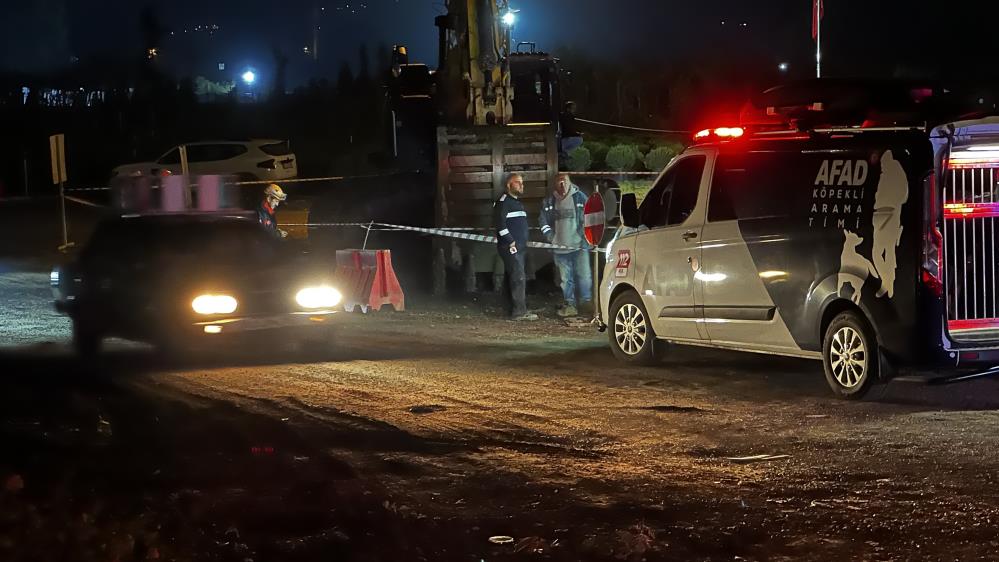 Gece saatlerinde göçük altında kalan işçi kurtarıldı - 1. fotoğraf