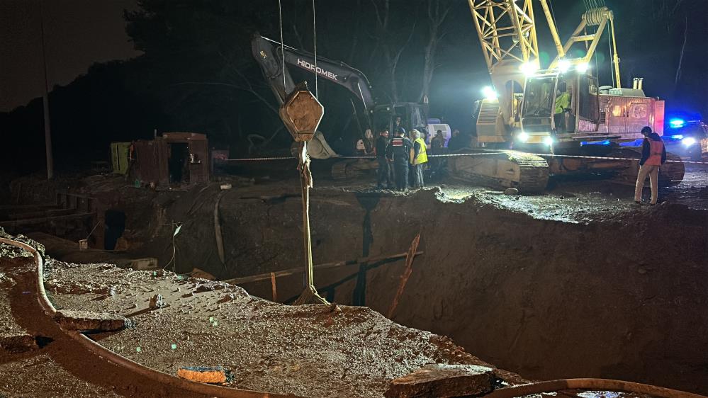 Gece saatlerinde göçük altında kalan işçi kurtarıldı - 2. fotoğraf