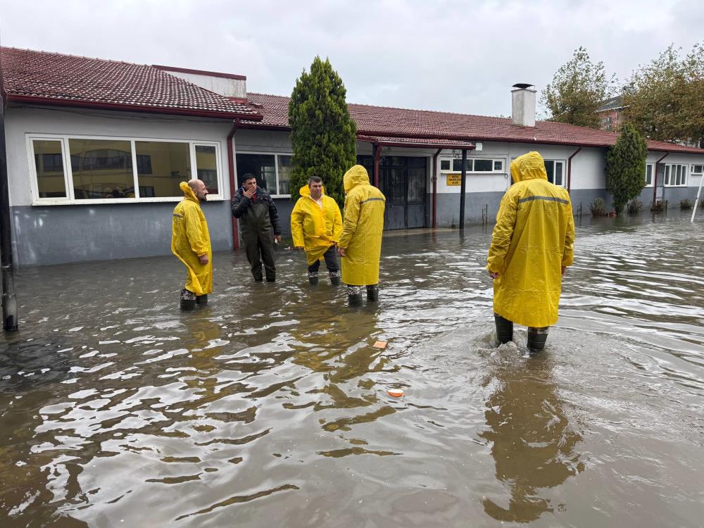 Karasu'da selden etkilenen 15 okulda hasar tespit çalışmaları sürüyor - 1. fotoğraf