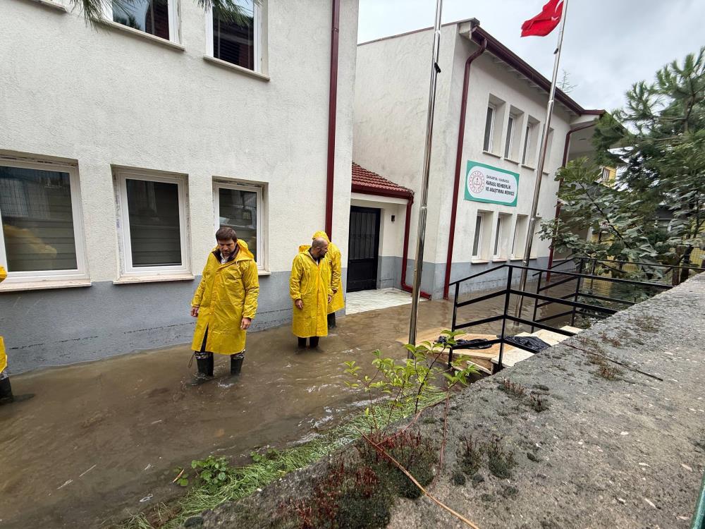Karasu'da selden etkilenen 15 okulda hasar tespit çalışmaları sürüyor - 3. fotoğraf