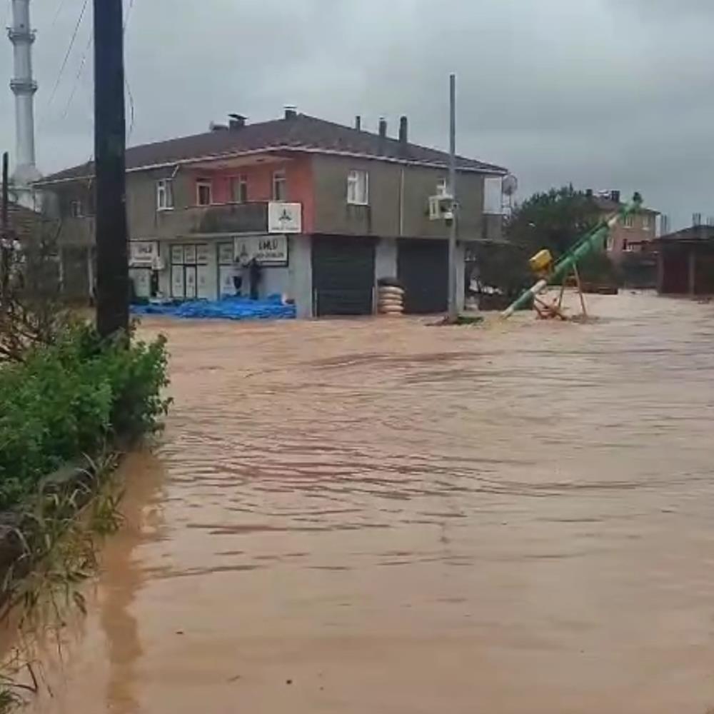 Karasu’da sokaklar göle döndü, evlerin giriş katlarını su bastı - 2. fotoğraf