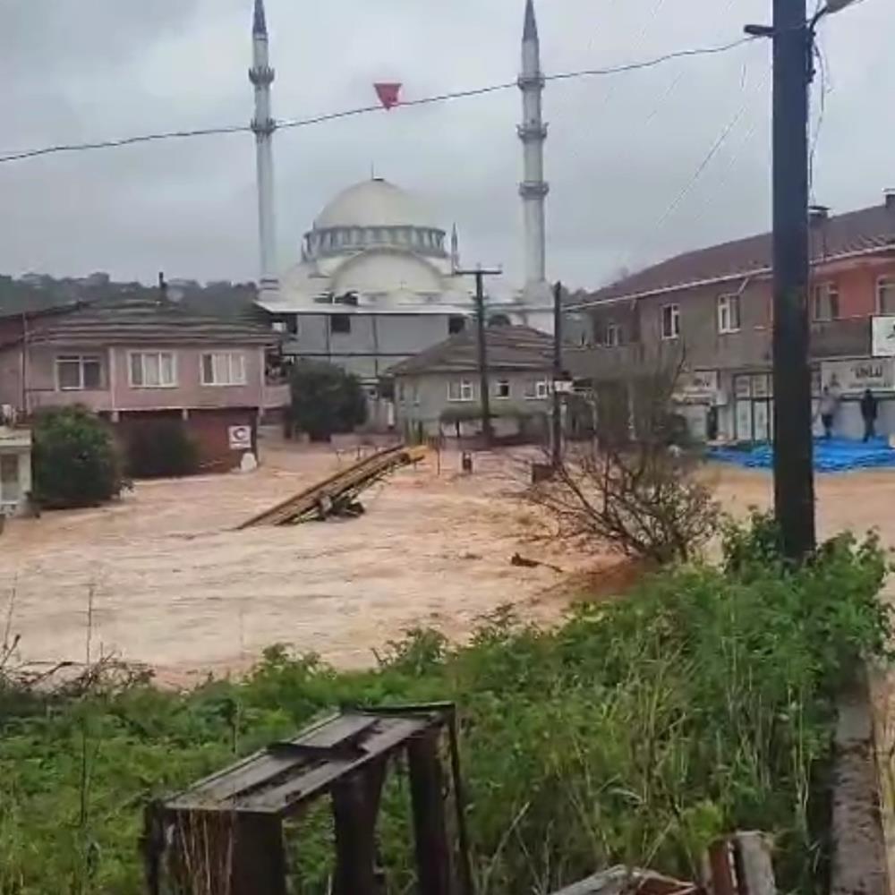 Karasu’da sokaklar göle döndü, evlerin giriş katlarını su bastı - 1. fotoğraf