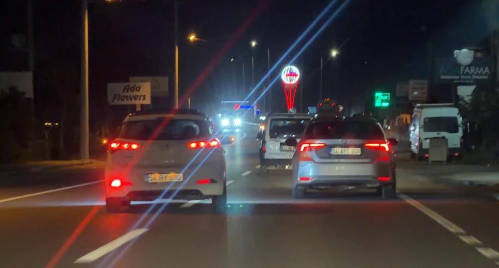 Kazaya davetiye çıkardı: Emniyet şeridinden ilerleyip araçların arasına daldı - 1. fotoğraf