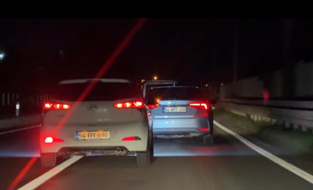 Kazaya davetiye çıkardı: Emniyet şeridinden ilerleyip araçların arasına daldı - 2. fotoğraf