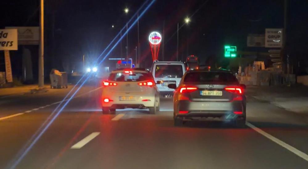 Kazaya davetiye çıkardı: Emniyet şeridinden ilerleyip araçların arasına daldı - 3. fotoğraf