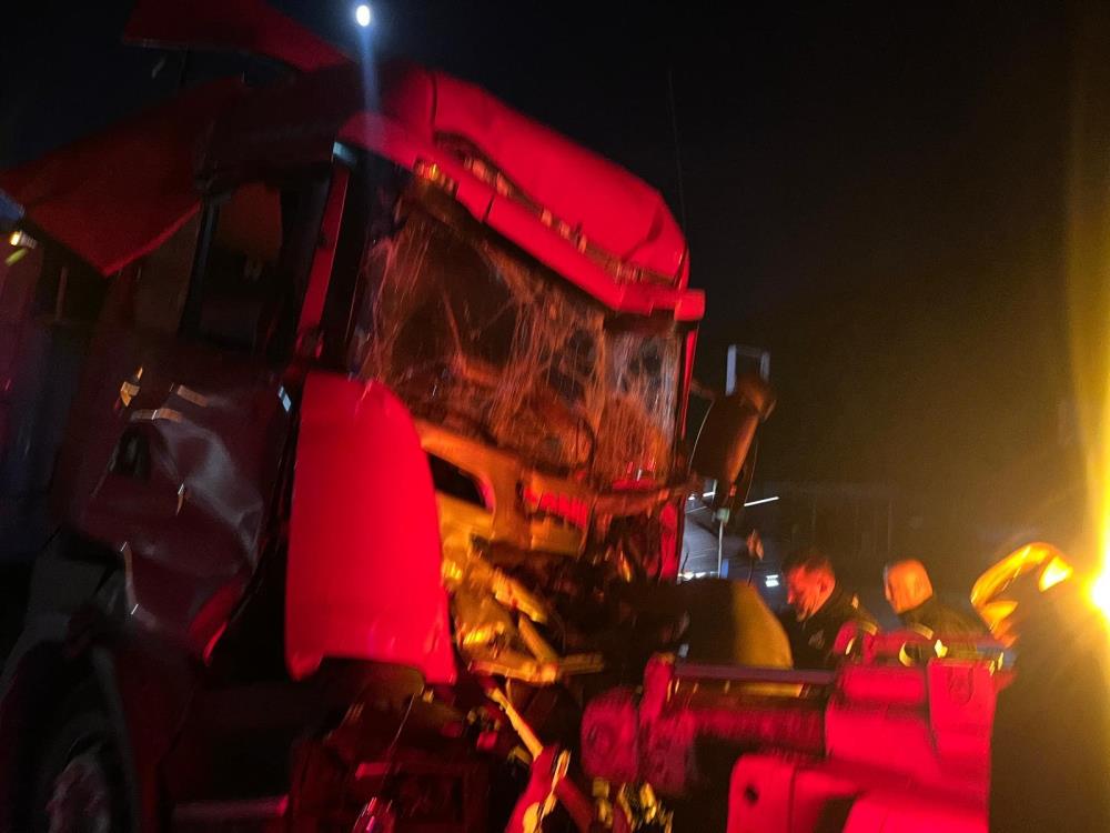 Kontrolden çıkan çekici, biri polis otosu olmak üzere 3 araca çarpıp akaryakıt istasyonuna daldı: 1 ölü - 2. fotoğraf