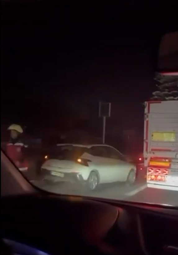 Kontrolden çıkan çekici, biri polis otosu olmak üzere 3 araca çarpıp akaryakıt istasyonuna daldı: 1 ölü - 4. fotoğraf