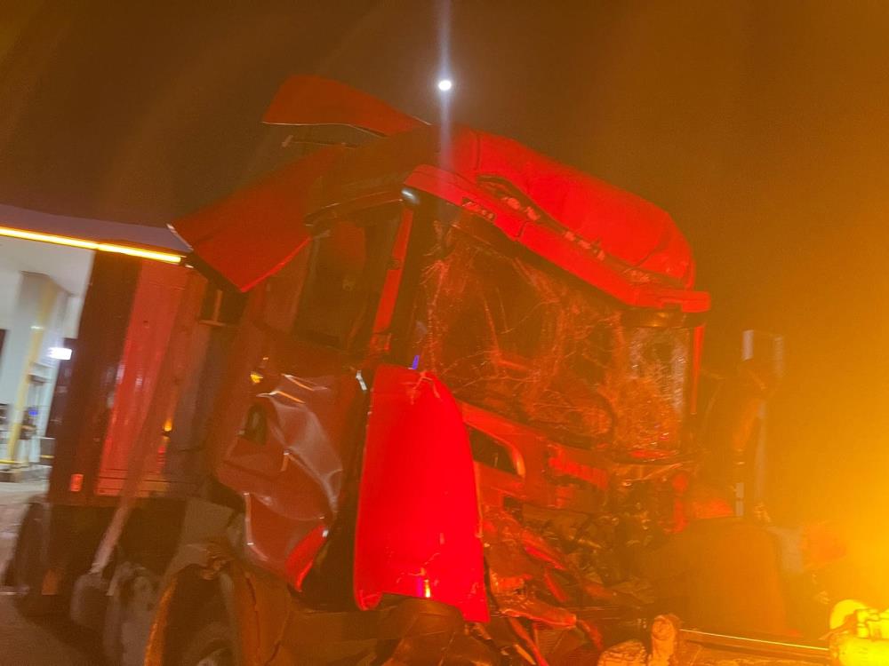Kontrolden çıkan çekici, biri polis otosu olmak üzere 3 araca çarpıp akaryakıt istasyonuna daldı: 1 ölü - 1. fotoğraf
