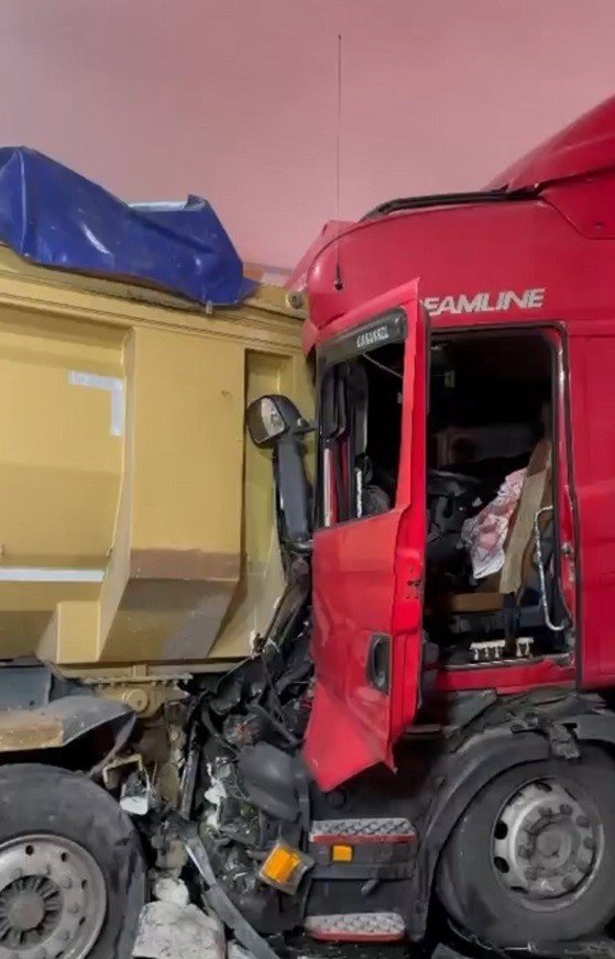 Kontrolden çıkan çekici, biri polis otosu olmak üzere 3 araca çarpıp akaryakıt istasyonuna daldı: 1 ölü - 3. fotoğraf