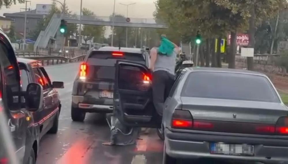 Köpeğin vatandaşı ayağından ısırıp sürüklediği anlar kamerada - 1. fotoğraf