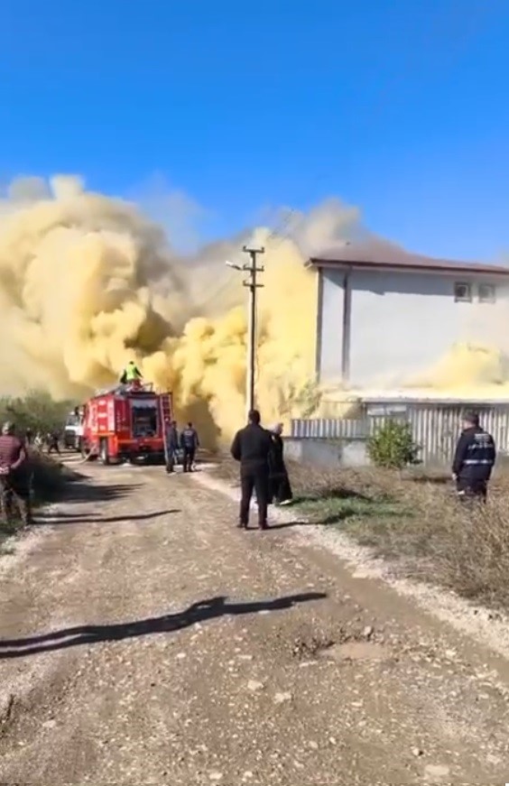Mobilya dükkanındaki yangın paniğe neden oldu - 1. fotoğraf