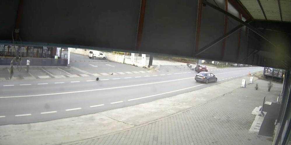 Motosiklet ile otomobil çarpıştı - 1. fotoğraf
