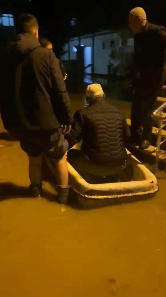 Namaz sonrası camide mahsur kalan imam ve cemaat botla taşındı - 1. fotoğraf