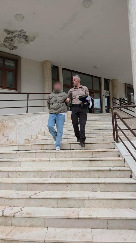Önce basın mensubuna küfür etti, sonra suçu diğer şüpheliye attı - 3. fotoğraf