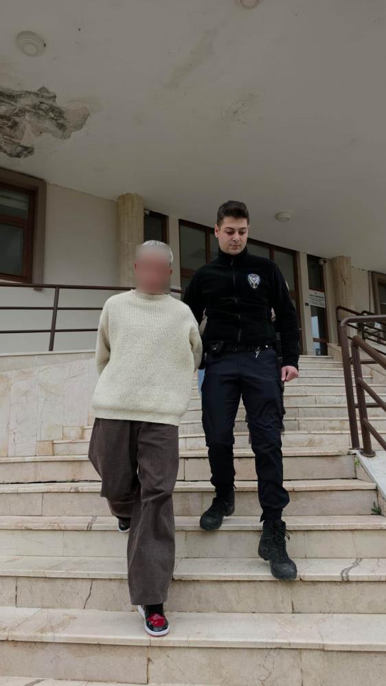Önce basın mensubuna küfür etti, sonra suçu diğer şüpheliye attı - 4. fotoğraf