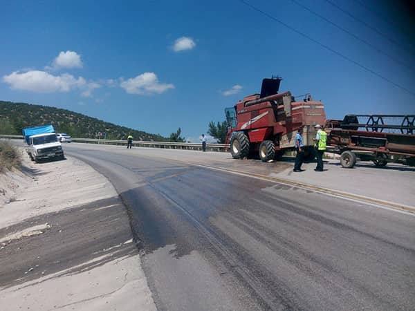 Seyir halindeki biçerdöver, alev aldı - 3. fotoğraf
