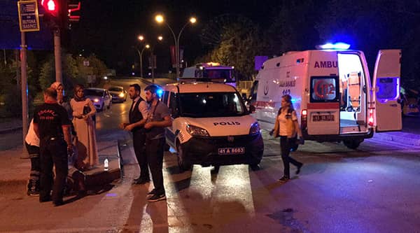 54 plakalı otomobil İzmit'te ticari taksiyle çarpıştı - 2. fotoğraf