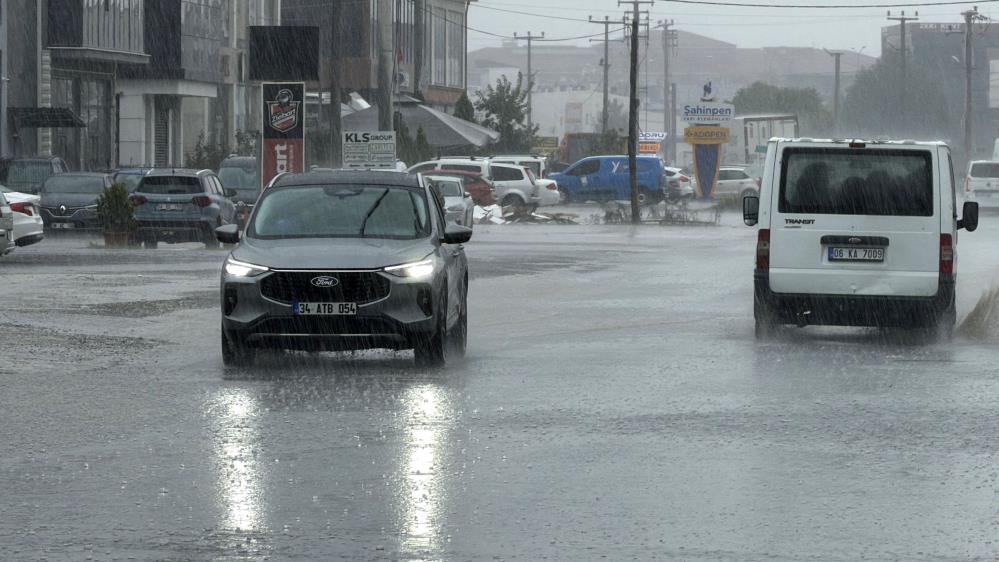 Sağanak yağış yolları gölete çevirdi - 5. fotoğraf