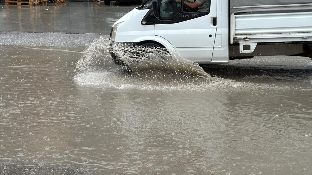 Sağanak yağış yolları gölete çevirdi - 2. fotoğraf