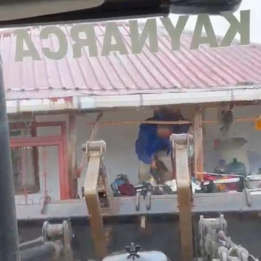 Sakarya’da mahsur kalan vatandaşlar kepçeyle kurtarıldı - 1. fotoğraf