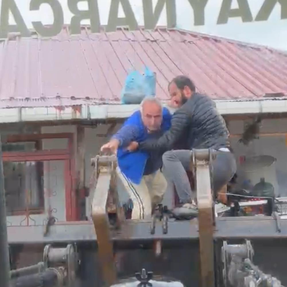 Sakarya’da mahsur kalan vatandaşlar kepçeyle kurtarıldı - 2. fotoğraf
