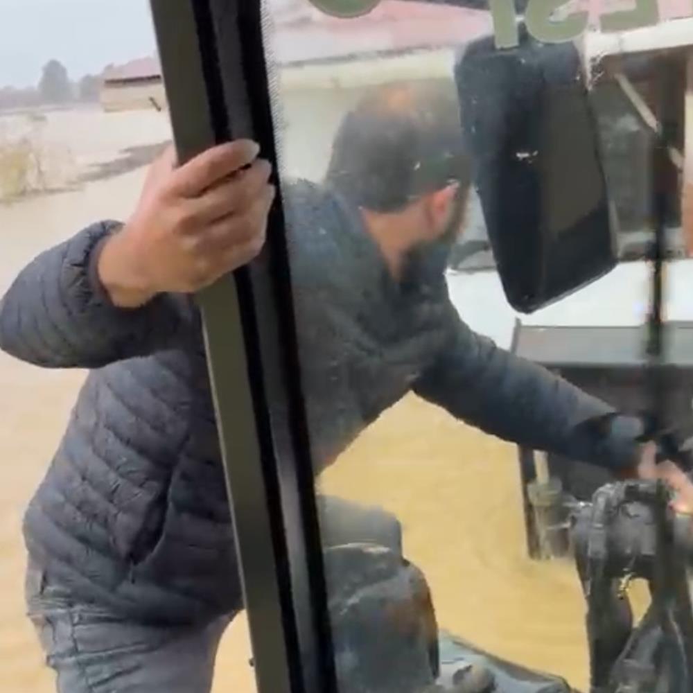 Sakarya’da mahsur kalan vatandaşlar kepçeyle kurtarıldı - 3. fotoğraf