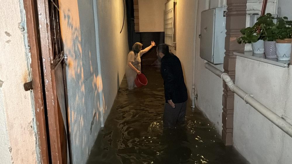 Sakarya’da sağanak hayatı felç etti: Otomobil suya gömüldü, evleri su bastı - 4. fotoğraf