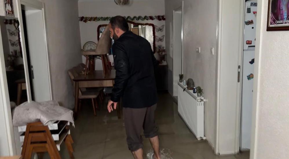 Sakarya’da sağanak hayatı felç etti: Otomobil suya gömüldü, evleri su bastı - 6. fotoğraf