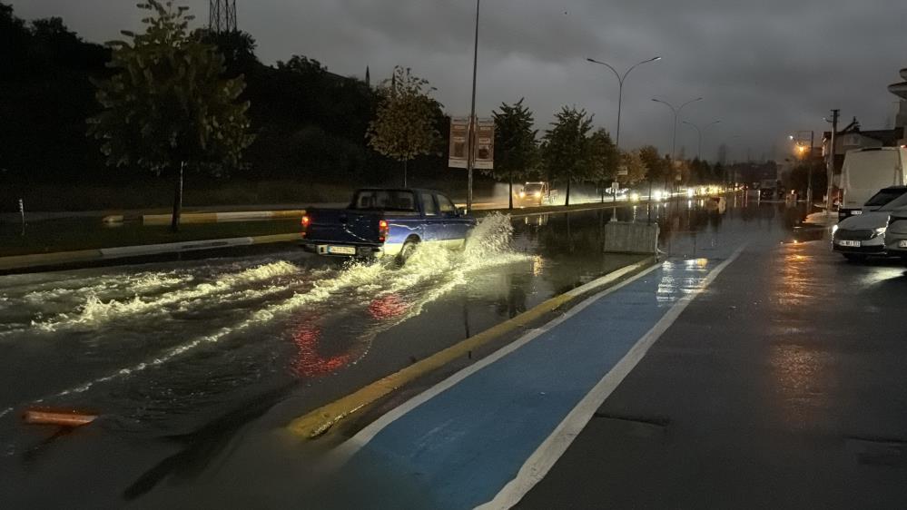 Sakarya’da sağanak hayatı felç etti: Otomobil suya gömüldü, evleri su bastı - 11. fotoğraf