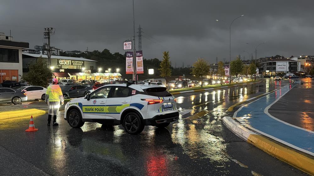 Sakarya’da sağanak hayatı felç etti: Otomobil suya gömüldü, evleri su bastı - 10. fotoğraf