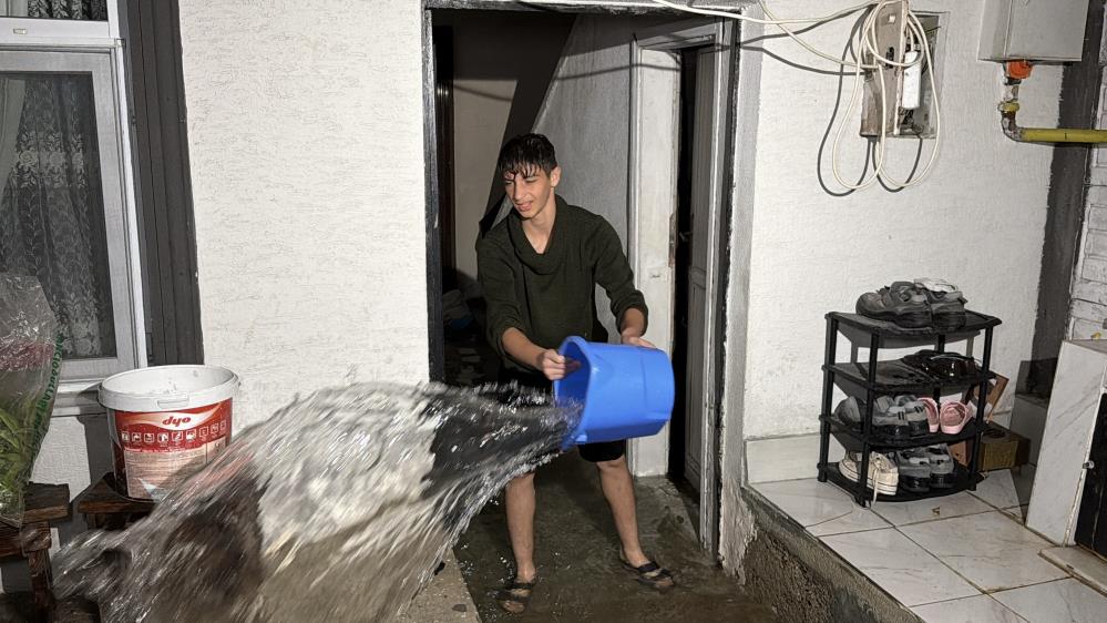 Sakarya’da sağanak hayatı felç etti: Otomobil suya gömüldü, evleri su bastı - 3. fotoğraf