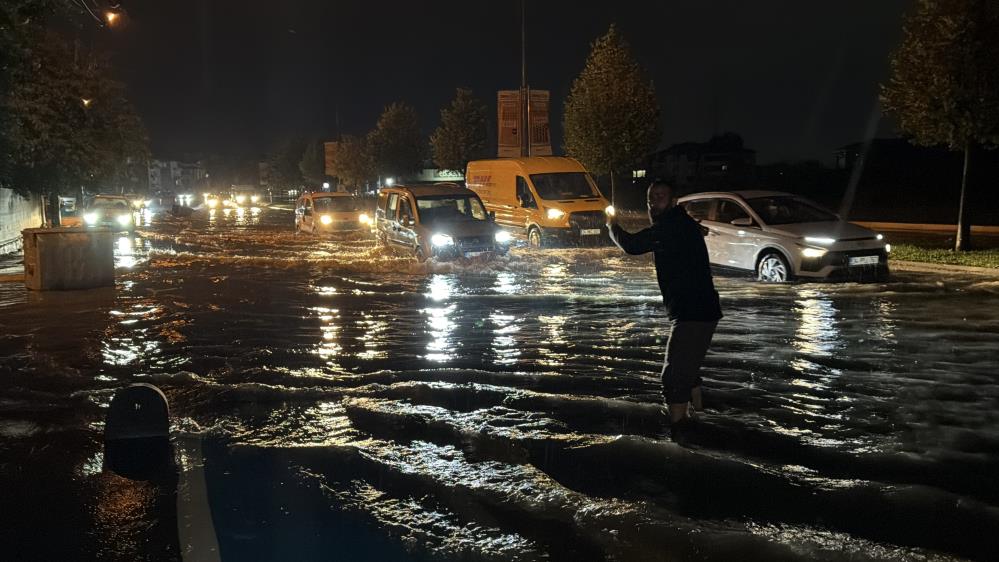 Sakarya’da sağanak hayatı felç etti: Otomobil suya gömüldü, evleri su bastı - 2. fotoğraf