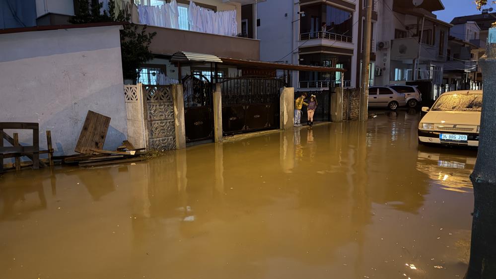 Sakarya’da sağanak hayatı felç etti: Otomobil suya gömüldü, evleri su bastı - 12. fotoğraf