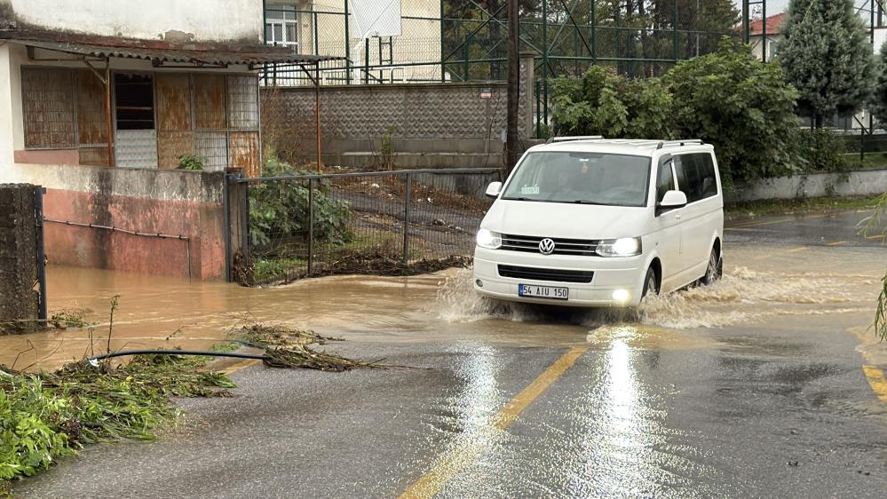 Sakarya’da sağanak hayatı felç etti: Otomobil suya gömüldü, evleri su bastı - 1. fotoğraf
