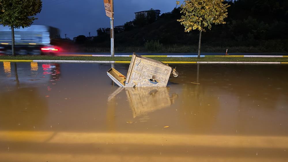 Sakarya’da sağanak hayatı felç etti: Otomobil suya gömüldü, evleri su bastı - 13. fotoğraf